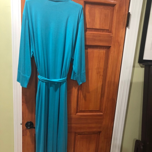 Robe - Picture 3 of 3